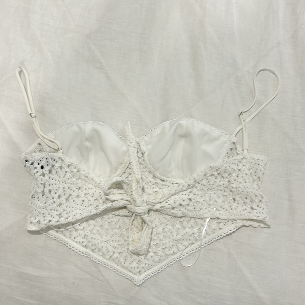 White lace going out top with a V hem and adjustable bow tie in the back. - Picture 2 of 4